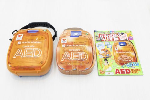 幼児誌「幼稚園」10・11月号の組み立て紙付録に「AEDたいけん